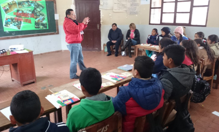 Capacitación a estudiantes de Sella Méndez cargo del técnico de educación del SIFDE, Augusto Nakasone.
