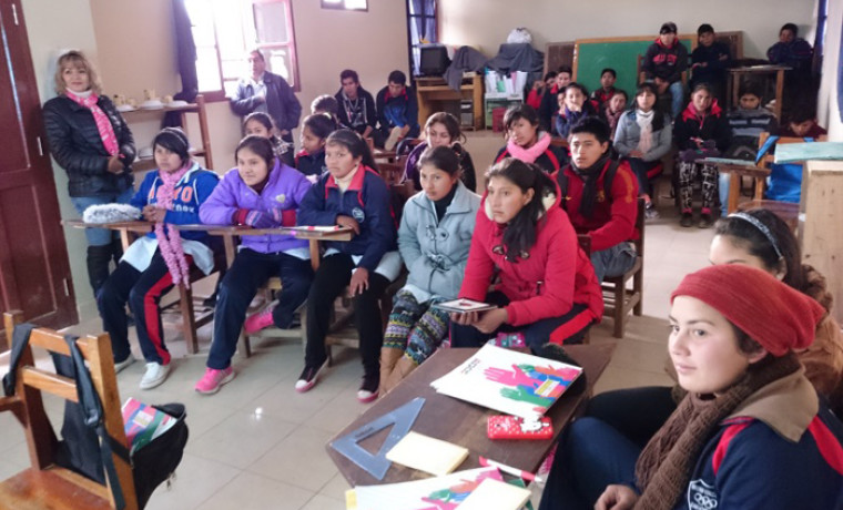 Estudiantes de la unidad educativa Carachimayo atentos durante la proyección de videos.