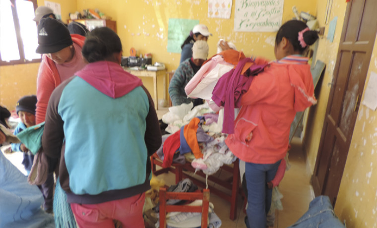 Madres de familia de  la comunidad de Copacabana (Tarija) recibieron con alegría esta donación.