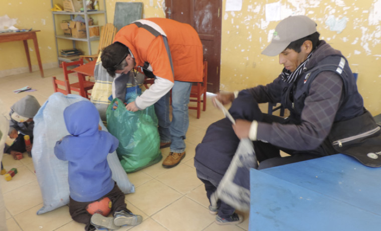 Niñas y niños del centro PAN de la comunidad  de Copacabana (Tarija) recibiendo las donaciones del SERECI.