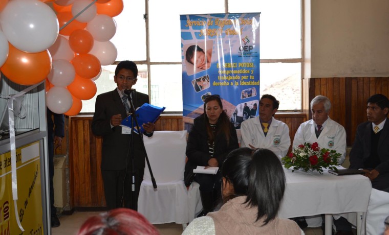 1. El vocal Idelfonso Mamani durante la inauguración de la caseta registral en la Caja Nacional de Salud Hospital Obrero, en Potosí.