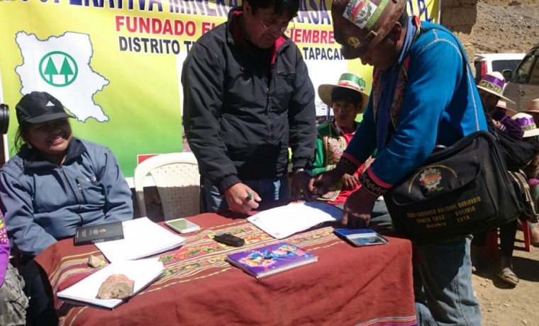 2. Firma de acuerdo por presidente de la cooperativa minera, Juan Toledo.