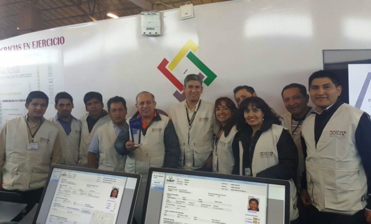 2. Parte del equipo del OEP que trabajó en los dos puntos de atención en la Feria La Paz Expone.
