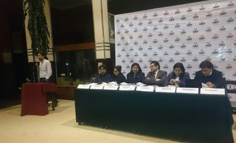 3. El panel de comentaristas y autores de las publicaciones, durante la presentación de los dos libros en Cochabamba.