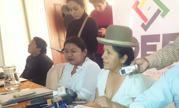 3. Vocal María Eugenia Choque en conversación con los medios en Cochabamba.