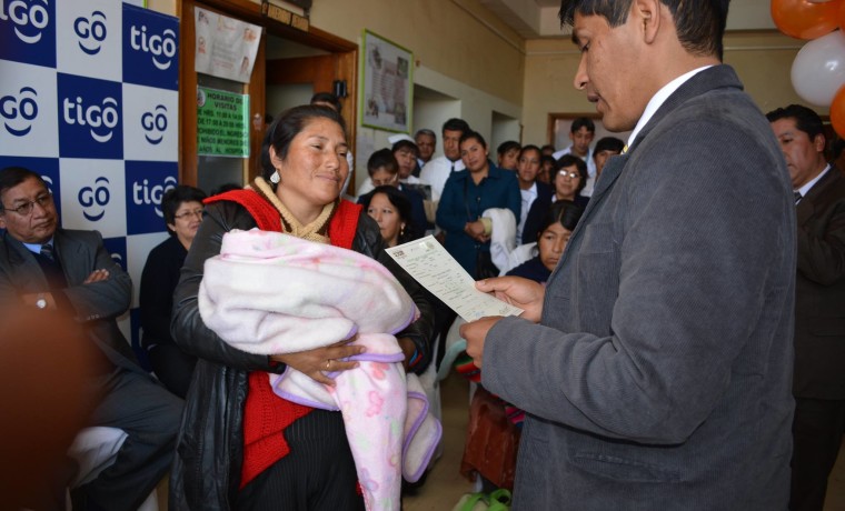 4. El vocal Idelfonso Mamani entrega el certificado de nacimiento durante la inauguración de la caseta registral en la Caja Nacional de Salud Hospital Obrero, en Potosí.