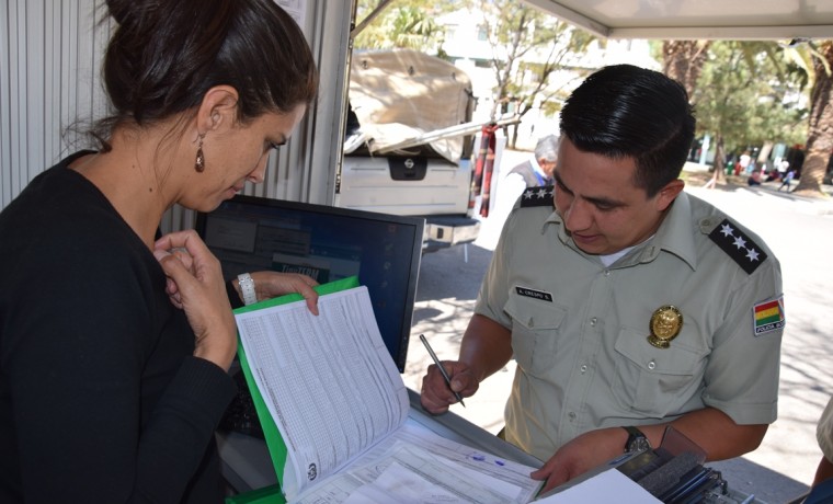 9. Un padre de familia registra sus datos después de  inscribir el nacimiento de su hijo en la caseta registral en Cercado, Cochabamba.