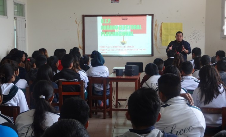 Durante la capacitación a estudiantes de la unidad educativa Liceo Gran Chaco a cargo del técnico del SIFDE Augusto Nakasone.