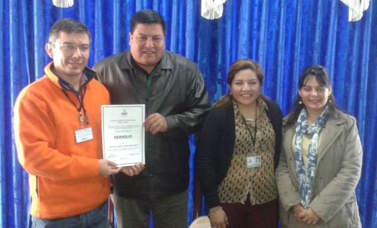 El director del SERECI Tarija entregó la declaratoria “Libre de Indocumentados” al alcalde de Bermejo, Delfor Burgos.1