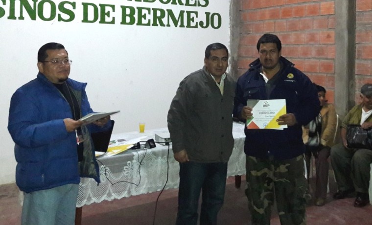 Entrega de certificados de participación a cargo del vocal del TED Tarija, Nolberto Gallardo