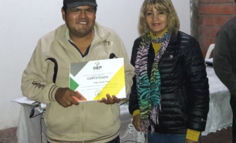 La Vicepresdiente del TED Tarija, Shara Medina, en la entrega de certificados después de la capacitación.