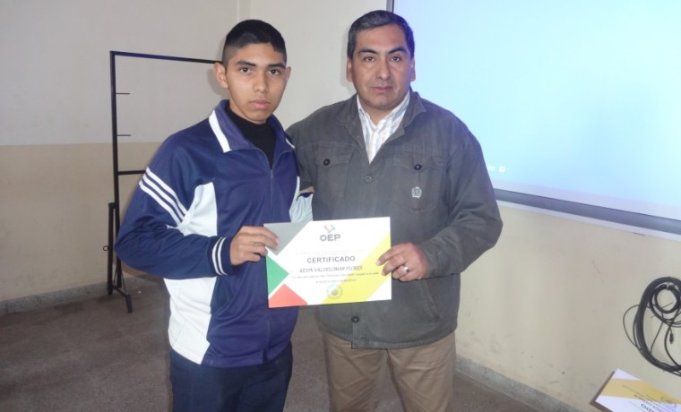Vocal Nolberto Gallardo realiza la entrega certificados de reconocimiento a estudiantes de la unidad educativa Germán Busch.