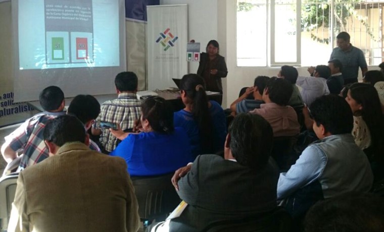 1. La Presidenta del TED Cochabamba, Betsabé Merma, muestra las papeletas para la consulta.