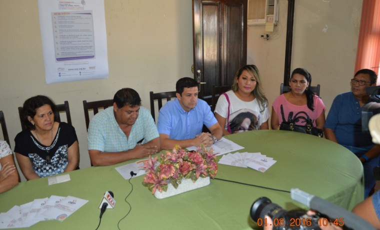 1. Las autoridades del TED Beni, del SERECI y activistas de la población TLGB en conferencia de prensa en el inicio del registro.