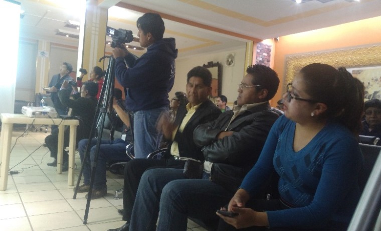 1. Periodistas y ciudadanía del Municipio de Viacha presencian la presentación de la papeleta de sufragio.