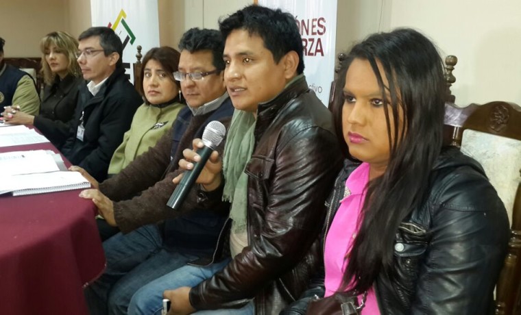 14. Activistas de la población TLGB de Tarija, junto a autoridades del TED y SERECI departamentales, durante la conferencia del inicio de registro.
