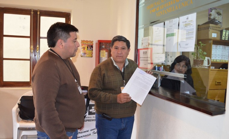 2. El asambleísta del Gran Chaco, Hugo Velarde, entrega los documentos al TSE.