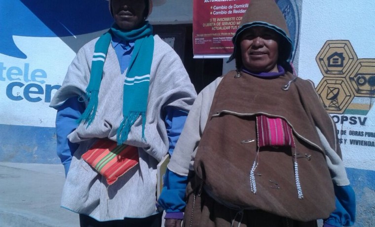 2. Oruro, Uru Chipaya. Dos pobladores esperan para su registro en el padrón.