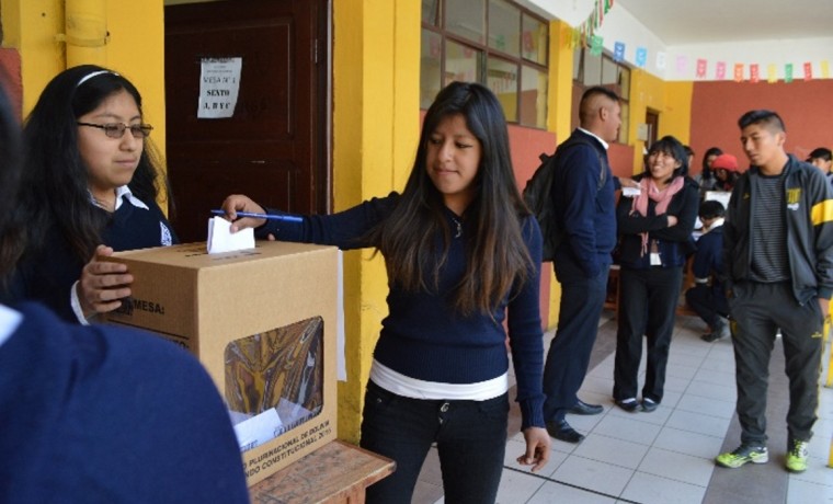2. Una estudiante de la Unidad Educativa “Agustín Aspiazu” emite su voto.