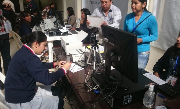 3. Chuquisaca, Sucre. Una estudiante realiza su registro en el padrón electoral.