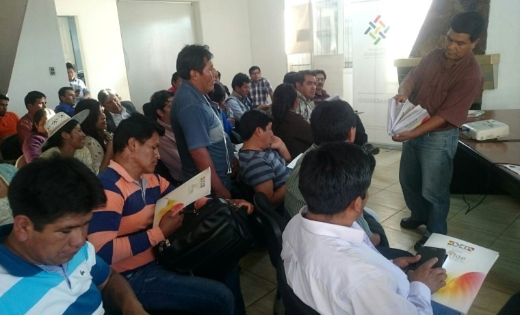 3. El SIFDE Cochabamba entregó una copia de los reglamentos a las autoridades.