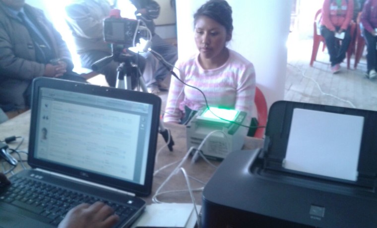 3. Oruro, Uru Chipaya. Una estudiante se registra en el padrón.