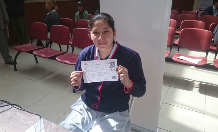 4. Chuquisaca, Sucre. Una estudiante realiza su registro en el padrón electoral.