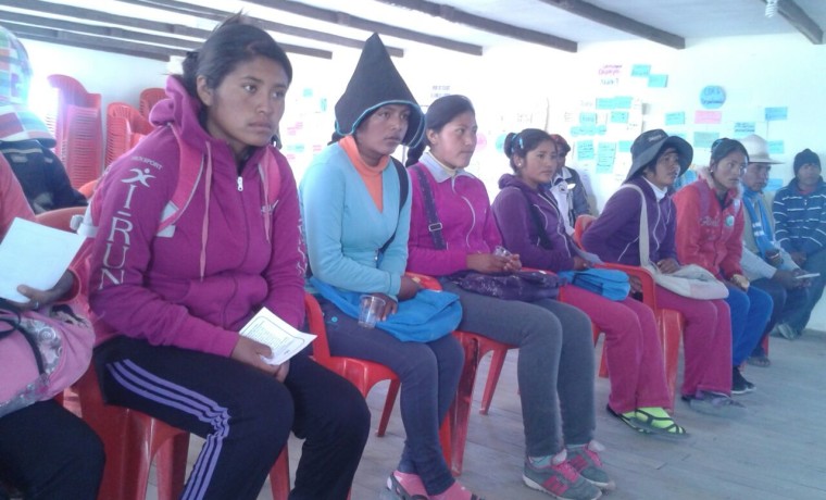 4. Oruro, Uru Chipaya. Estudiante esperan su registro en el padrón.