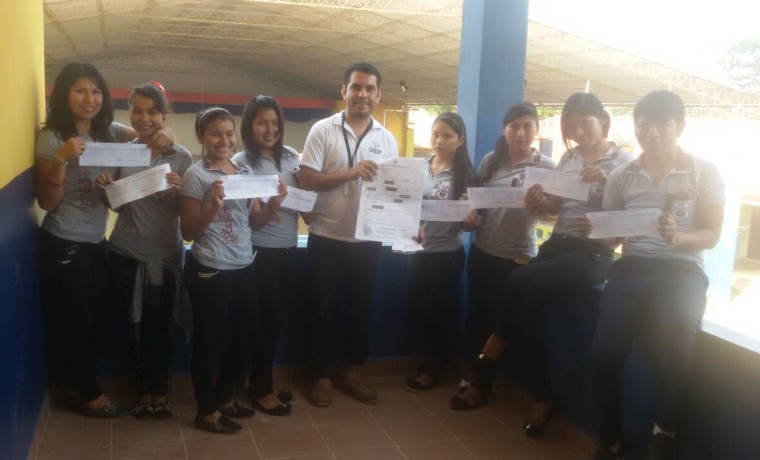 5. Santa Cruz, Cuatro Cañadas. Jóvenes de la promoción de la unidad educativa Juan Pablo ll muestra sus documentos de registro.