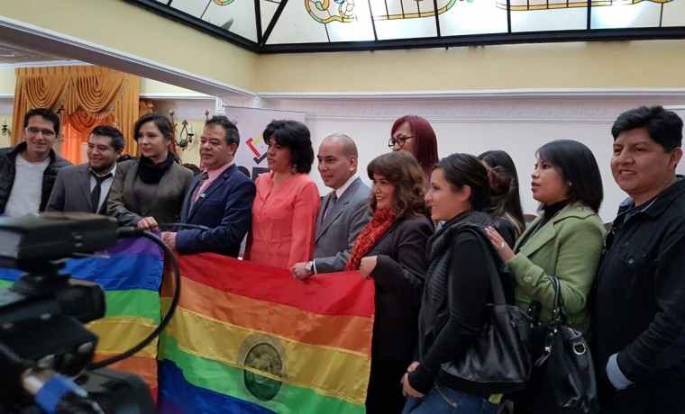 6. La presidenta del TSE, Katia Uriona, junto a activistas de la población TLGB, en el inicio del registro en La Paz.