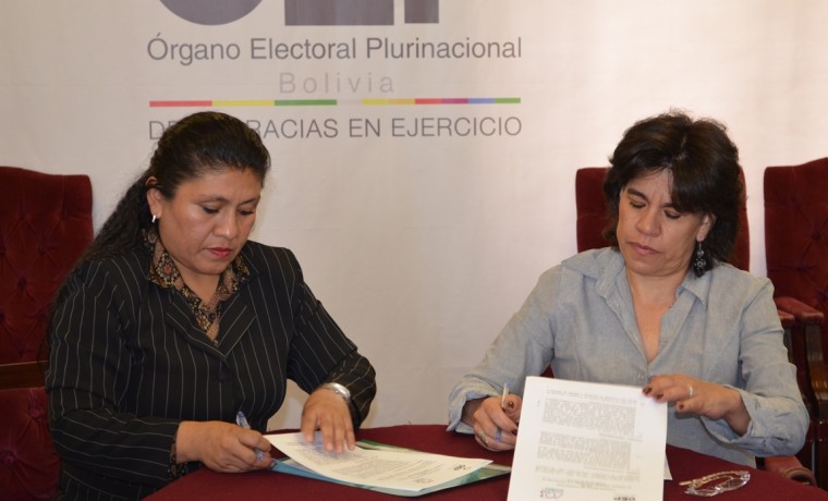 6. Las presidentas del TSE, Katia Uriona, y de ACOBOL, Zulema Serrudo, firman en convenio marco de cooperación.