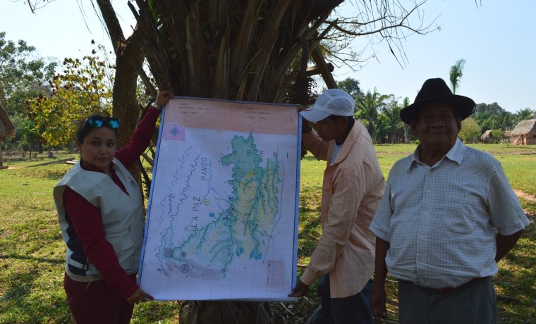7. Técnicos de la delegación muestran el mapa en donde se ubica el pueblo indígena kabineño.