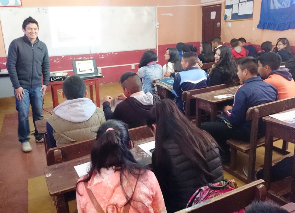 Durante la capacitación dirigida a estudiantes de sexto de secundaria de la unidad educativa Franz Tamayo, en Entre Ríos.