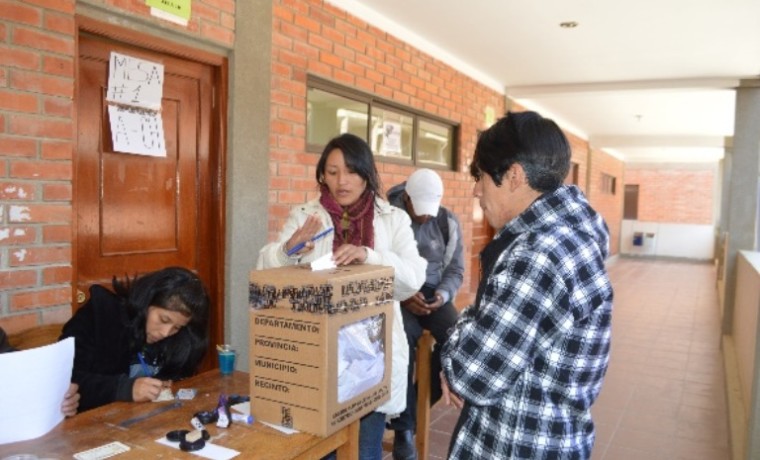 Estudiantes de la Escuela Superior de Formación de Maestros de El Alto emiten su voto.