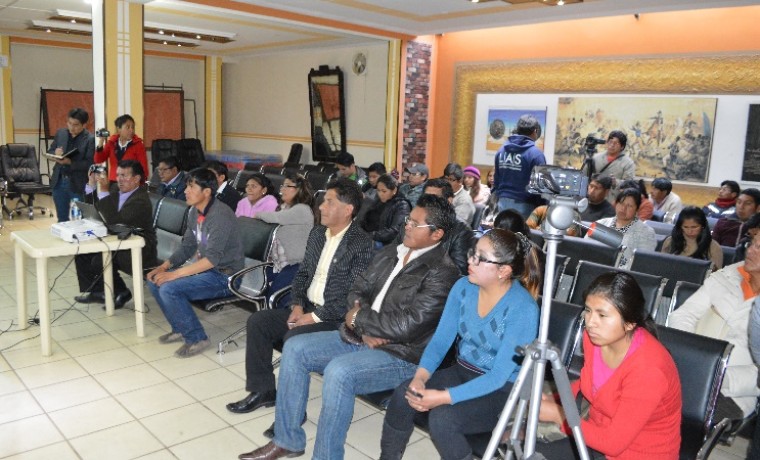 Periodistas y ciudadanía del Municipio de Viacha presencian la presentación de la papeleta de sufragio.