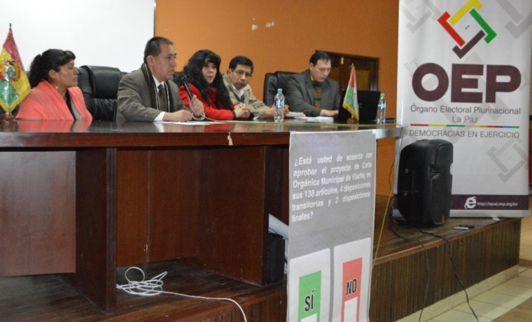 Presentación de la papeleta de sufragio por los vocales del Tribunal Electoral Departamental de La Paz.