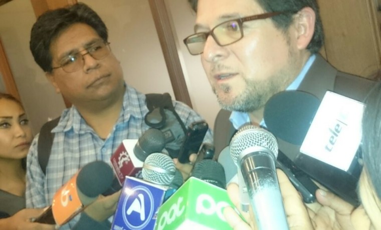 10. El Vocal del TSE, Jose Luis Exeni, atendiendo a los medios de comunicación de Cochabamba.