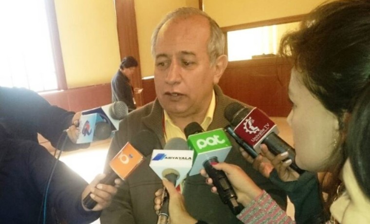 4. El Vocal del  TSE, Antonio Costas, atendiendo a los medios de comunicación de Cochabamba.