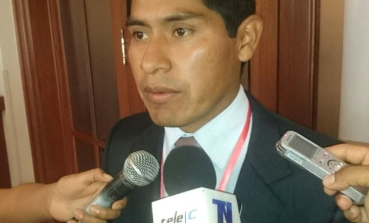 4. El Vocal del  TSE, Idelfonso Mamani, atendiendo a los medios de comunicación de Cochabamba.