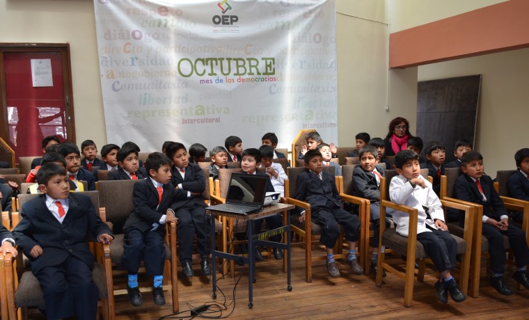 estudiantes-observan-video-sobre-la-democracia-en-bolivia