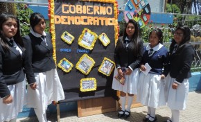 Estudiantes de secundaria exponen paneles en feria de la democracia en Oruro
