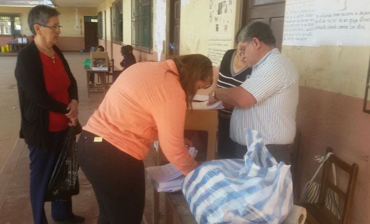 charagua-pueblo-la-presidenta-del-comite-electoral-entrega-los-materiales-en-las-mesas