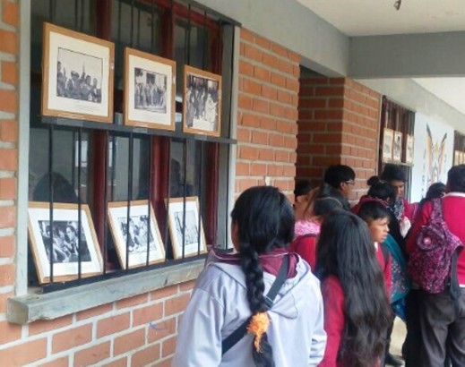 Estudiantes del colegio Mariscal Santa Cruz observan exposición fotográfica.