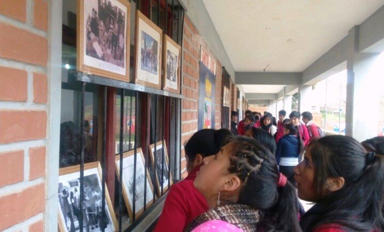 Exposición fotográfica sobre democracia en Colegio Mariscal Santa Cruz, en Ocurí.
