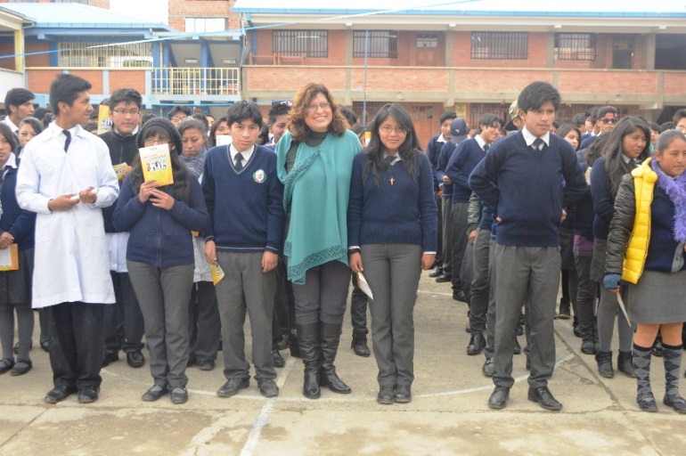 Vocal ddel TSE, Dunia Sandoval, junto a las y los estudiantes del colegio Villa el Carmen.