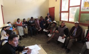 TED Oruro capacita sobre Democracia Intercultural a comerciantes del mercado Kantuta