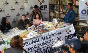 Entregan un lote de material bibliográfico electoral a la biblioteca municipal de Cobija