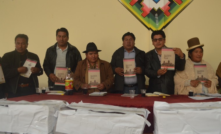 El Alcalde Macario Quino Valencia (tercero desde la izquierda) junto a autoridades locales de Laja con la Carta Orgánica.