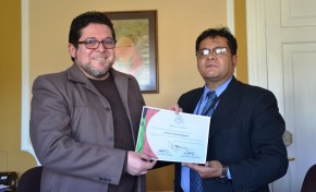 Colegio de Politólogos de La Paz  entrega reconocimiento al Vocal Jose Luis Exeni