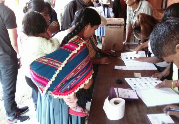 Referendo autonómico: la gente hace filas para votar en Shinahota
